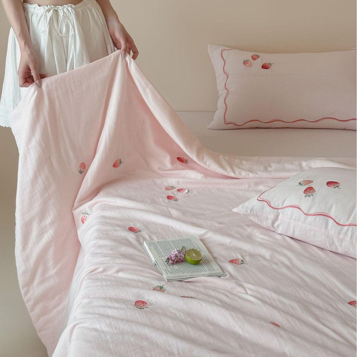 Light bedding set made of cotton percale with delicate floral embroidery — product view 1