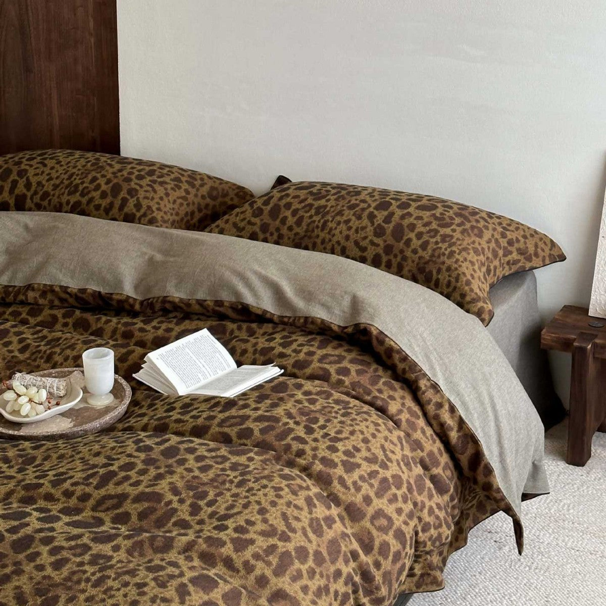 Reversible bedding set with natural leopard print — product view 3