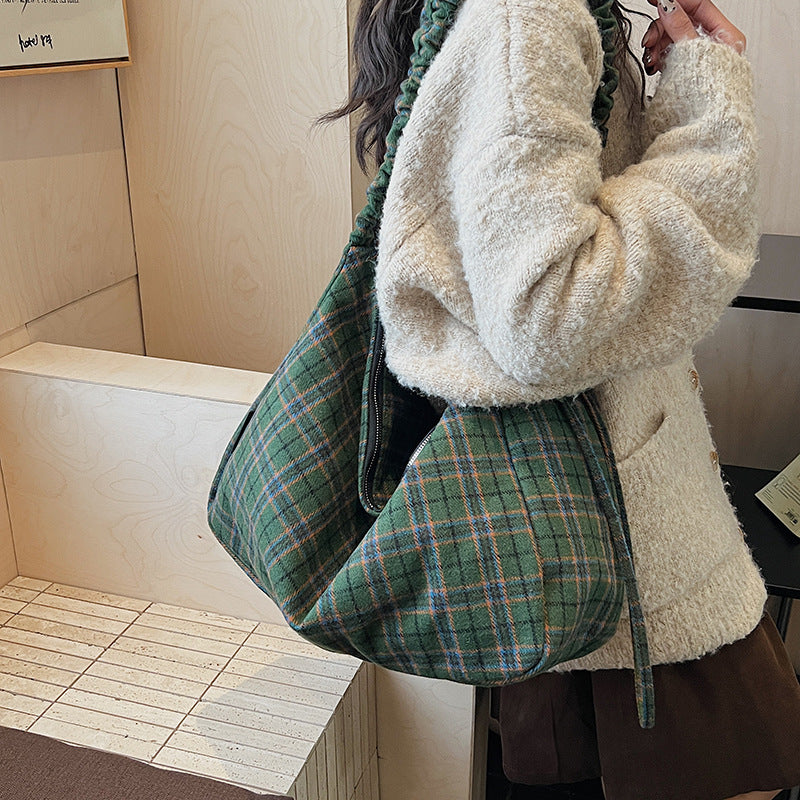 Chic Everyday Hobo Bag LoungeYard — product view 3