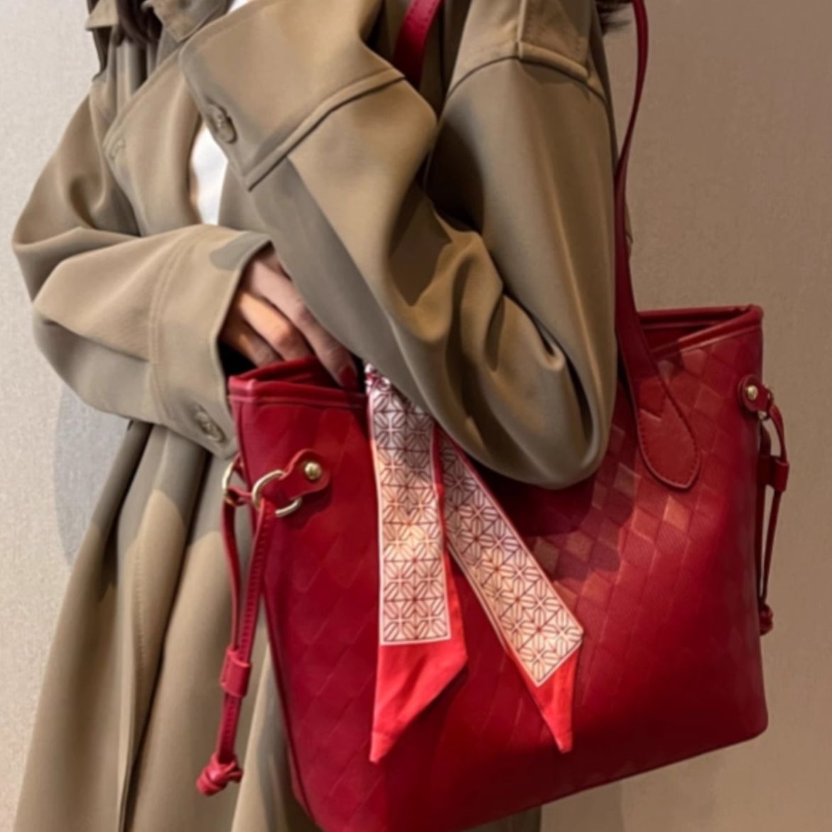Elegant Woven Tote Bag LoungeYard — product view 3