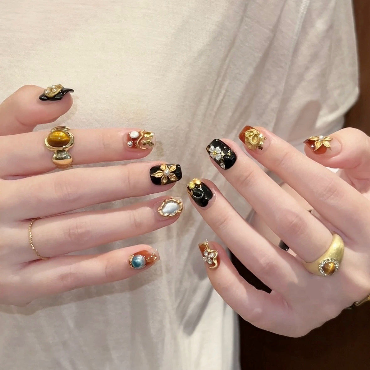 Artistic Elegant Press-On Nail Set — product view 4