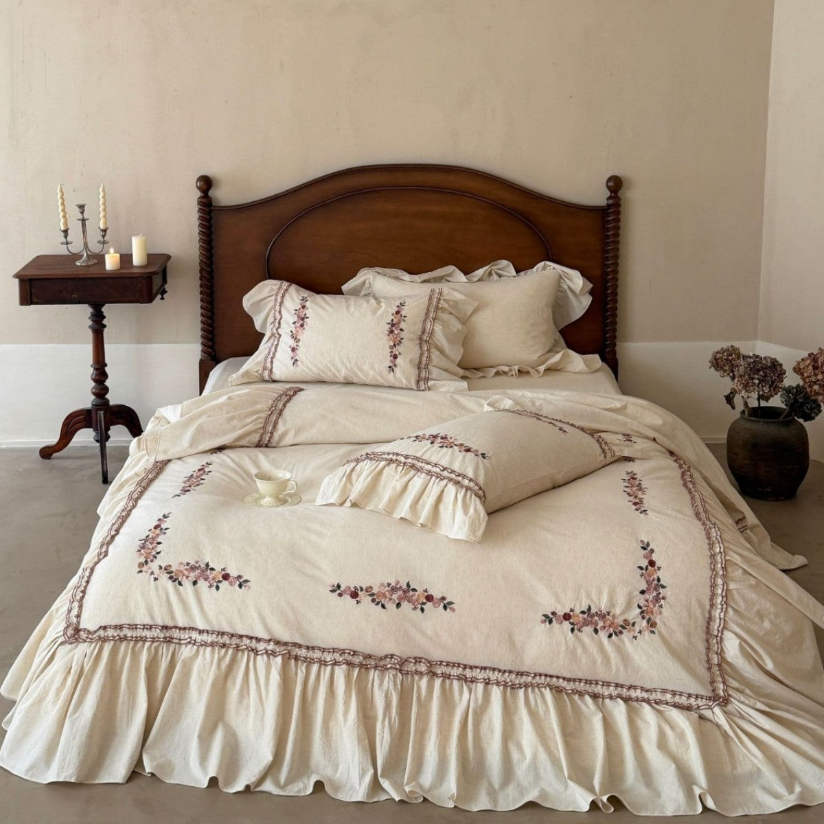 Romantic bedding set with ruffles and floral embroidery in linen look — product view 5
