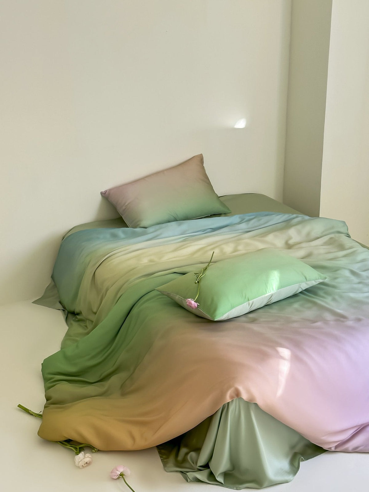 Bedding set made of satin with a soft ombre color gradient and a silky-matte feel — product view 2
