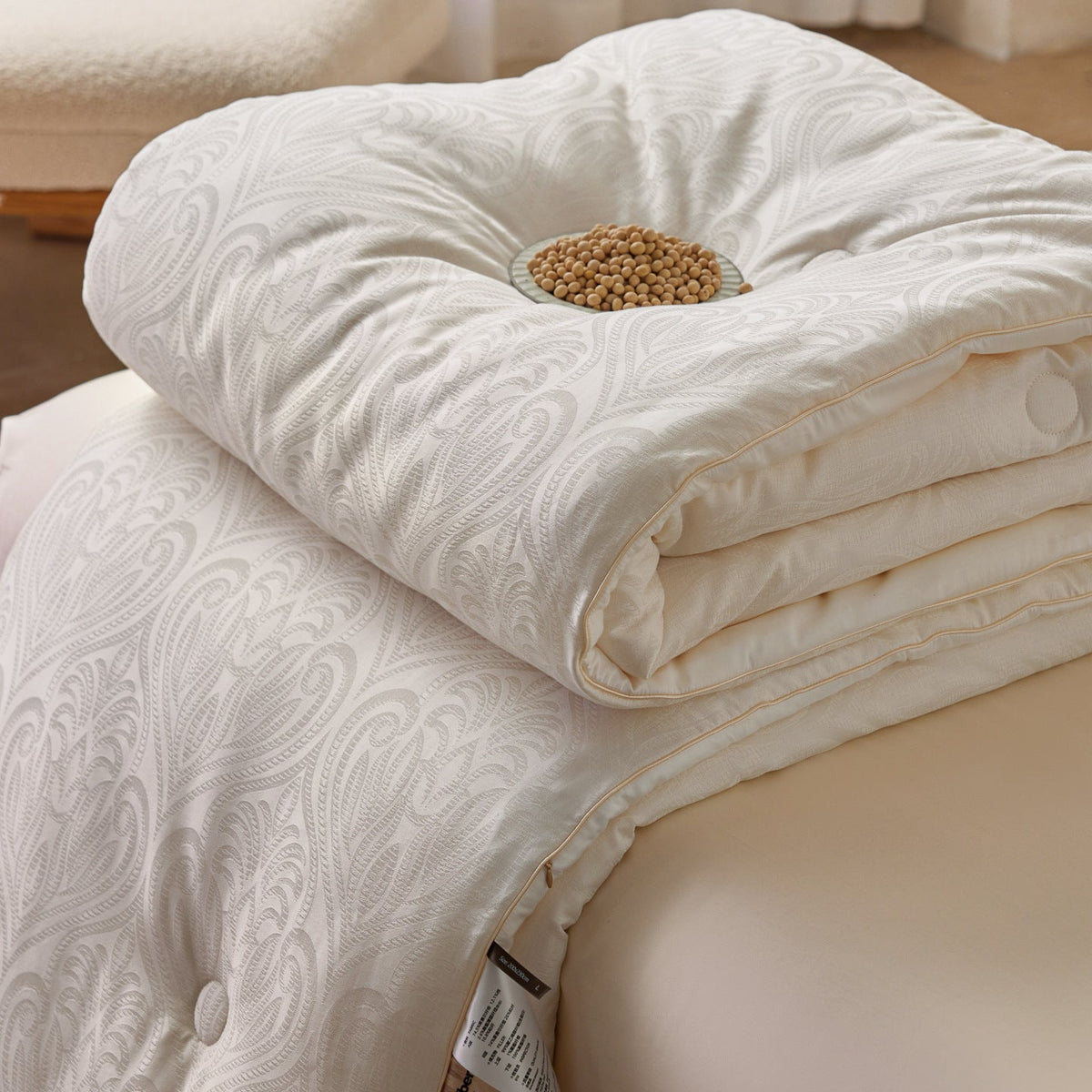 Luxurious quilted all-season duvet with jacquard relief and hotel-quality cover — product view 3