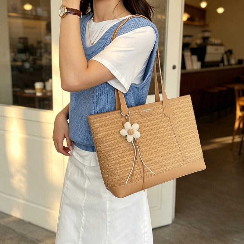 Fashionable tote bag with textured design LoungeYard — product view 7