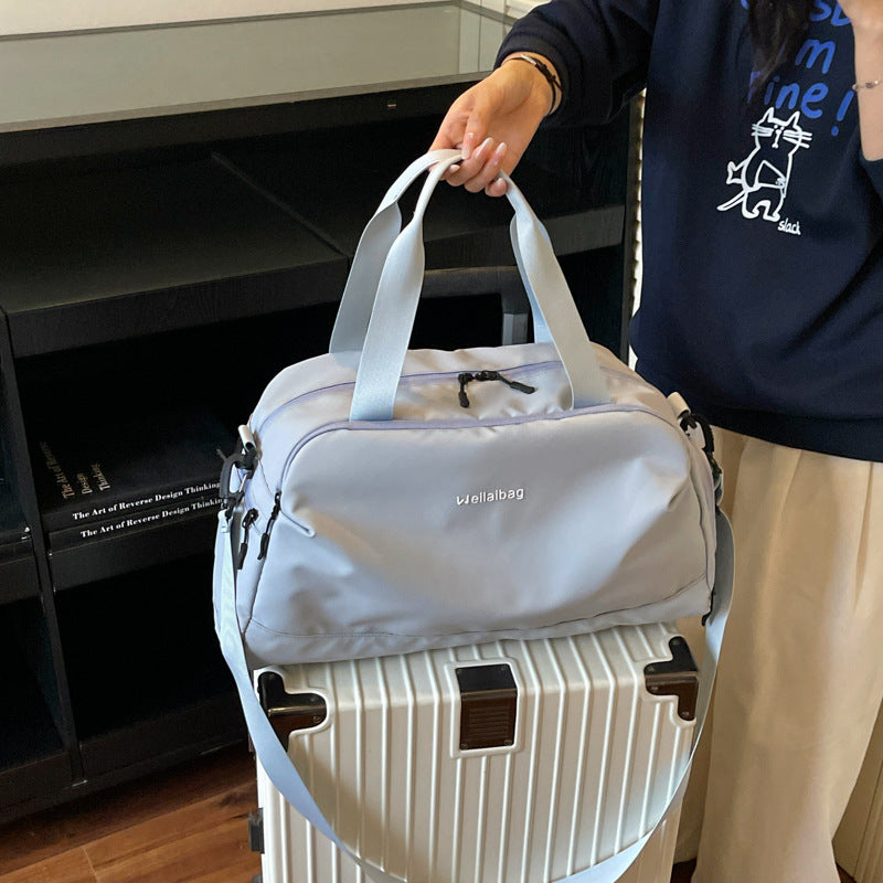 Versatile sports bag with practical interior pocket and detachable shoulder strap LoungeYard — product view 1
