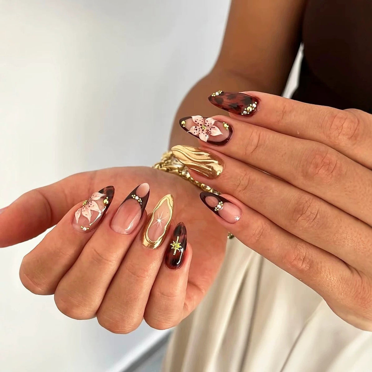 Elegant Floral-Themed Press-On Nail Set — product view 1