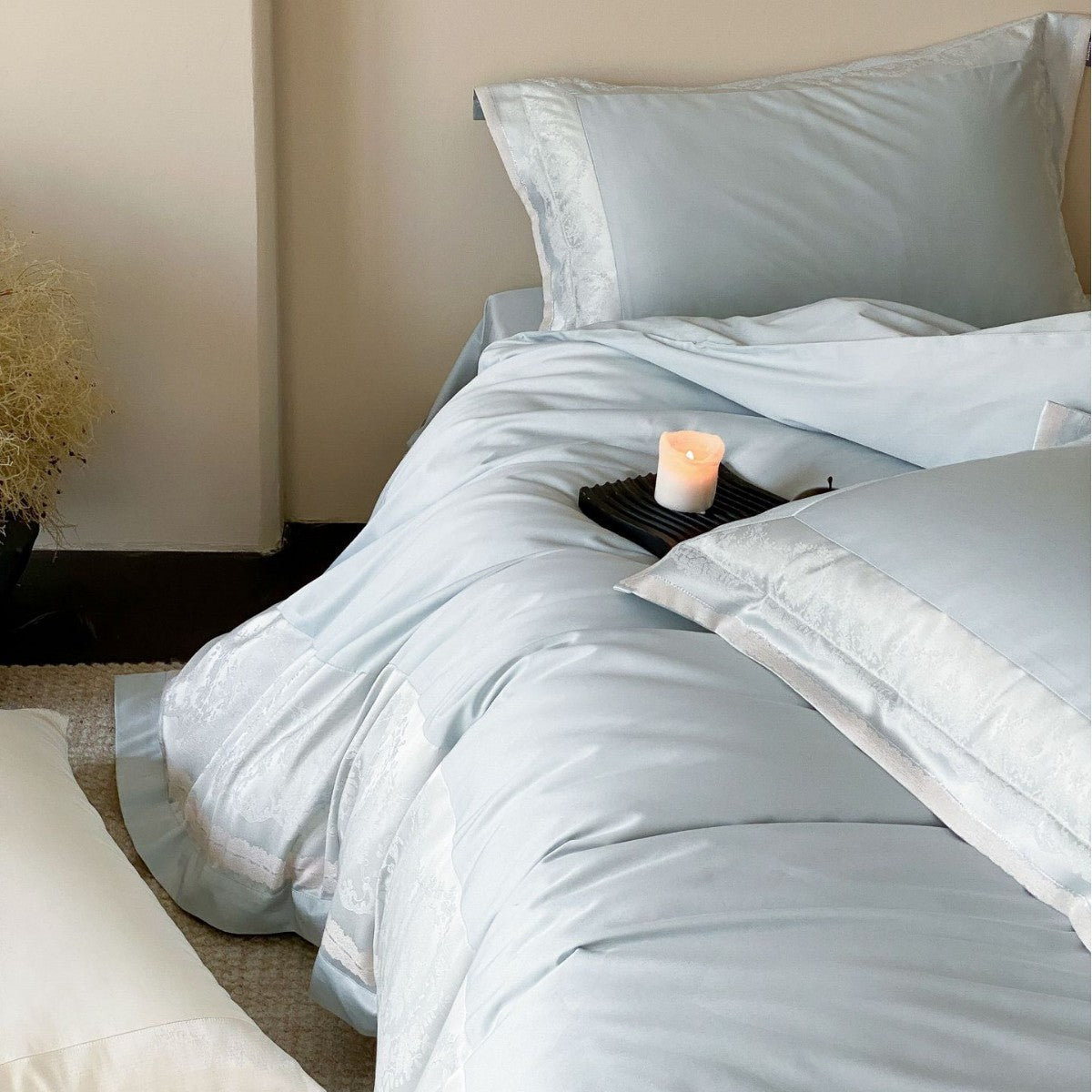 Luxurious satin bedding set with pillowcases and reversible cover — product view 3