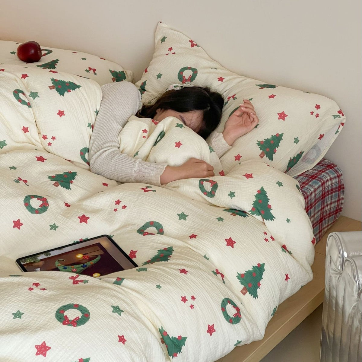 Festive cotton bedding set with crinkled structure and Christmas motif — product view 1