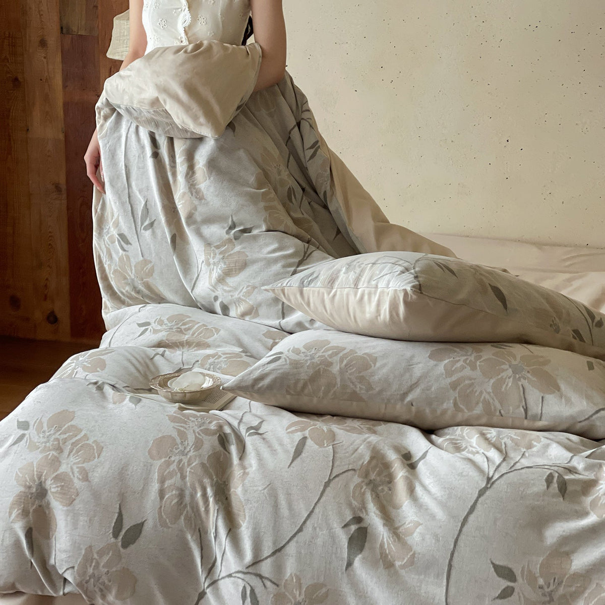 Bedding set made of cotton percale with large floral design and reversible cover — product view 6