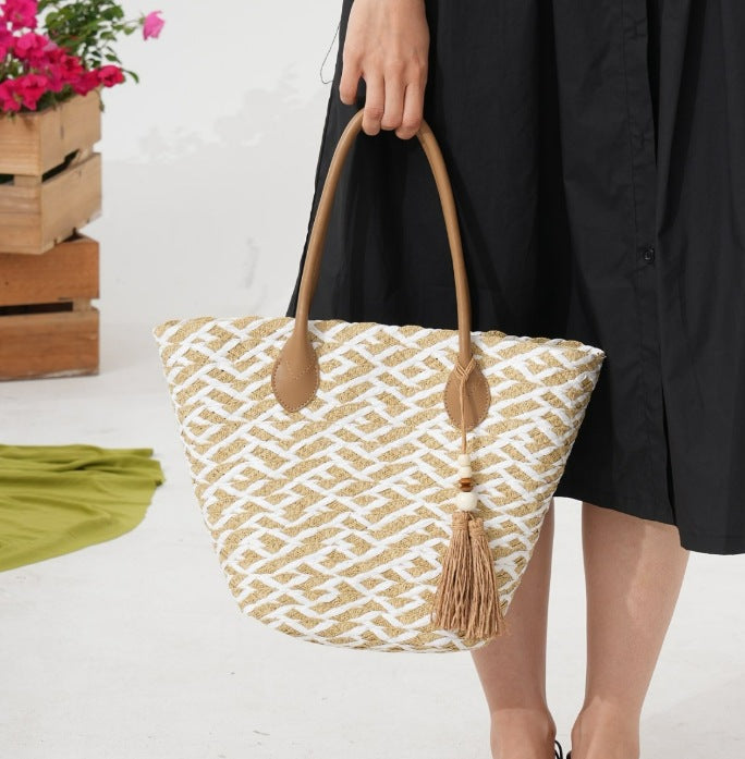 Handcrafted beach bag with elegant woven pattern LoungeYard — product view 4