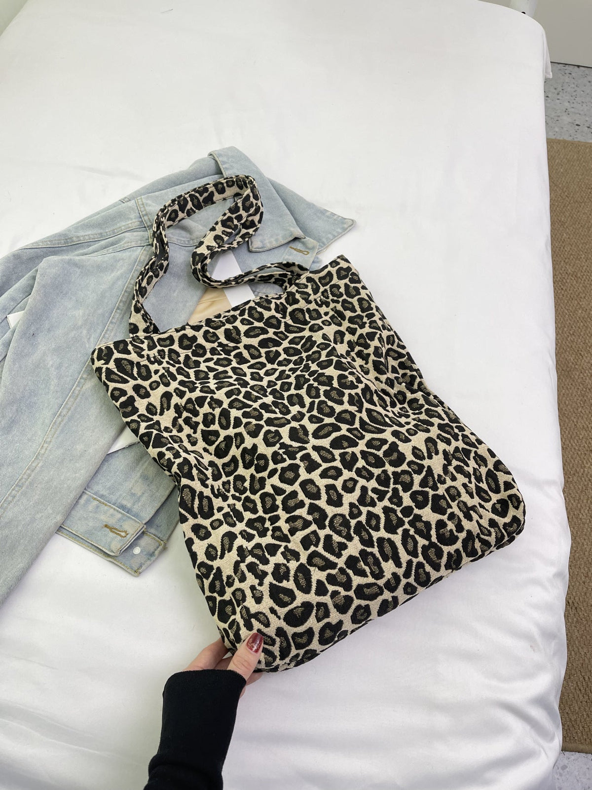 Chic Leopard Print Tote Bag — product view 1
