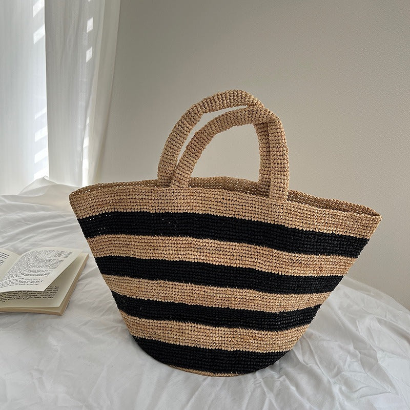 Handcrafted straw bag with geometric pattern LoungeYard — product view 2
