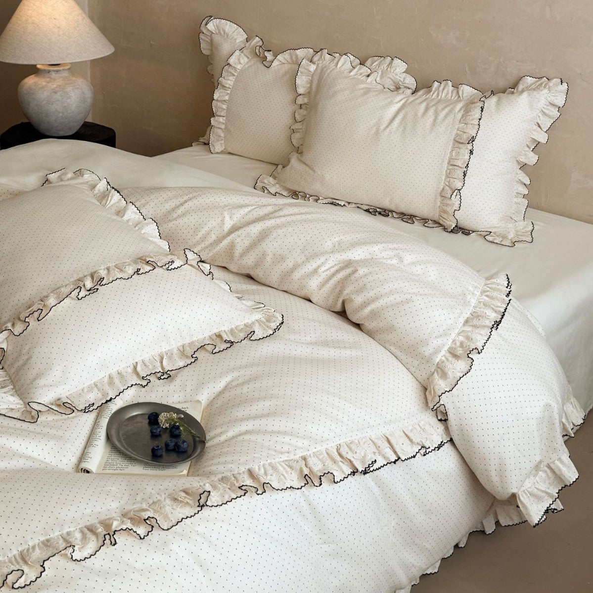 Bedding set made of cotton satin with ruffled flounce and fine polka dot pattern — product view 1