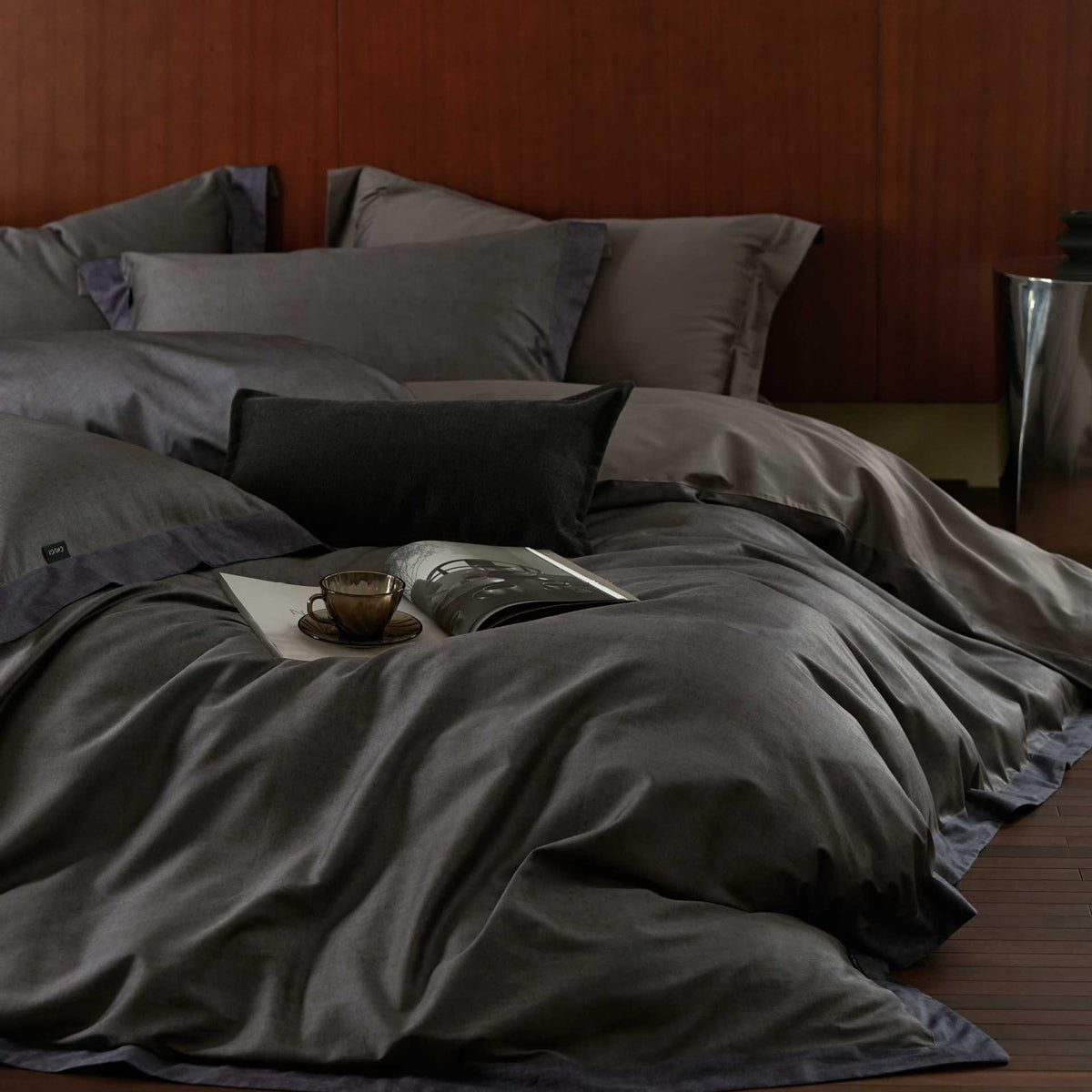 Luxurious velvet bedding set with contrast border — product view 3
