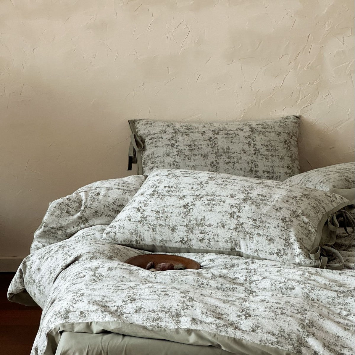 Designer bedding set made of cotton blend fabric with textured watercolor print and ties — product view 2