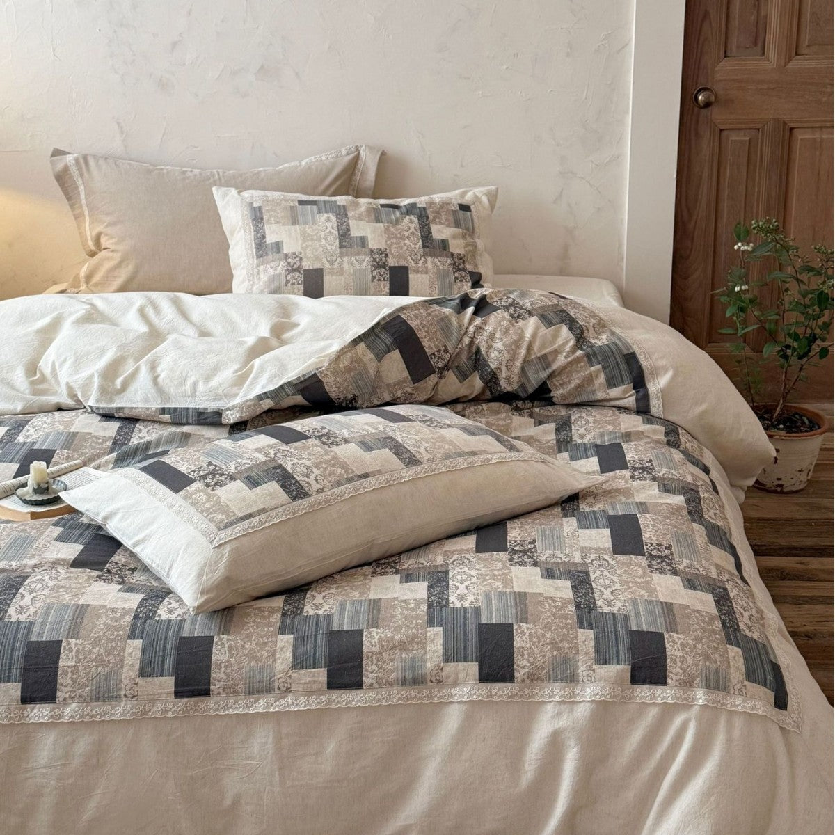 Modern patchwork bedding set in linen look with reversible design — product view 6