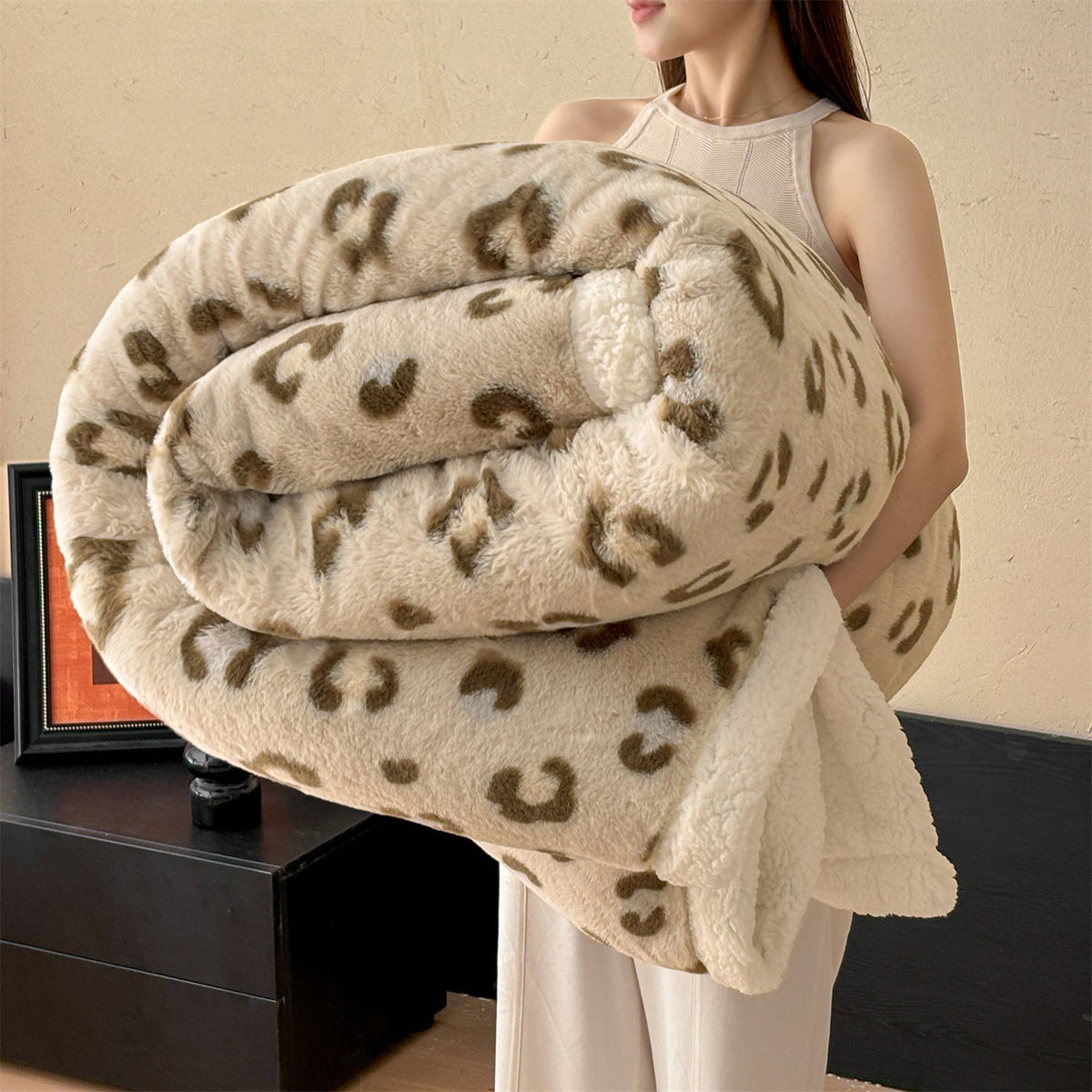 Women's Plush Leopard Print Throw Blanket — product view 2