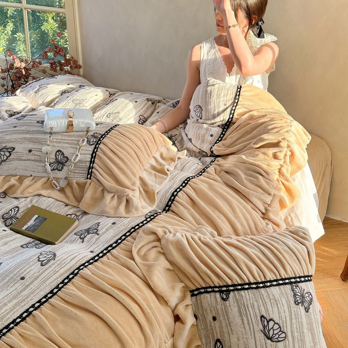 Quilted bedding set with butterfly design, ruffle and fleece finish — product view 1