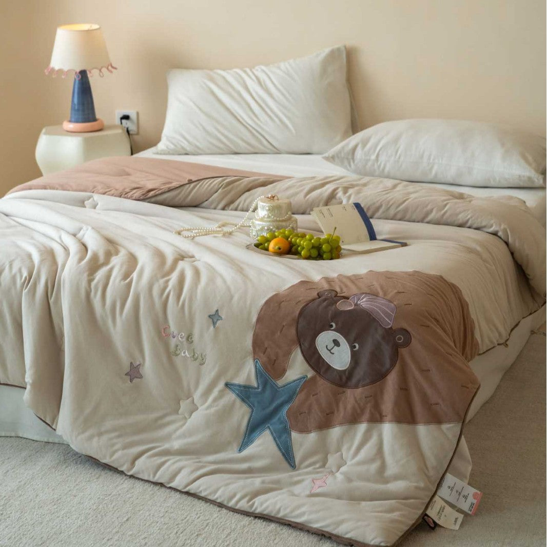 Children's quilt with cute bear appliqué and soft filling — product view 1