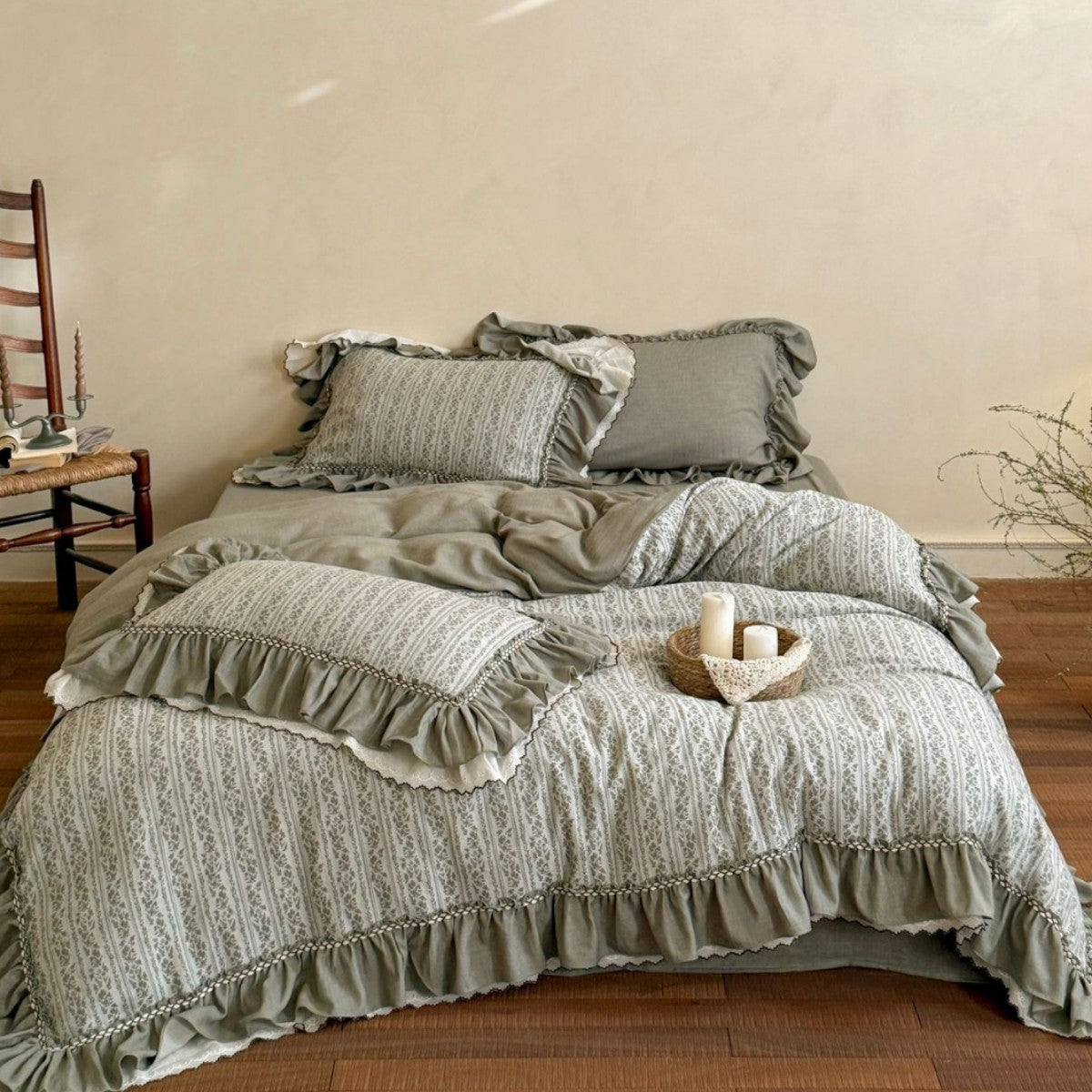 Bedding set with vintage ruffles, reversible cover and lightweight comforter — product view 7
