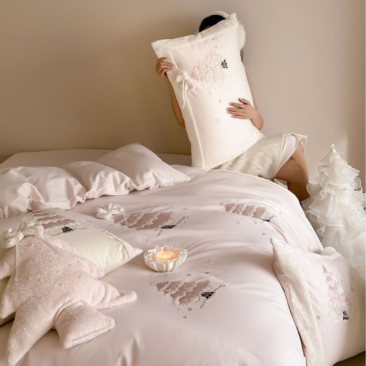 Cozy children's bedding set with 3D Christmas tree appliqué and velvet trim LoungeYard — product view 3