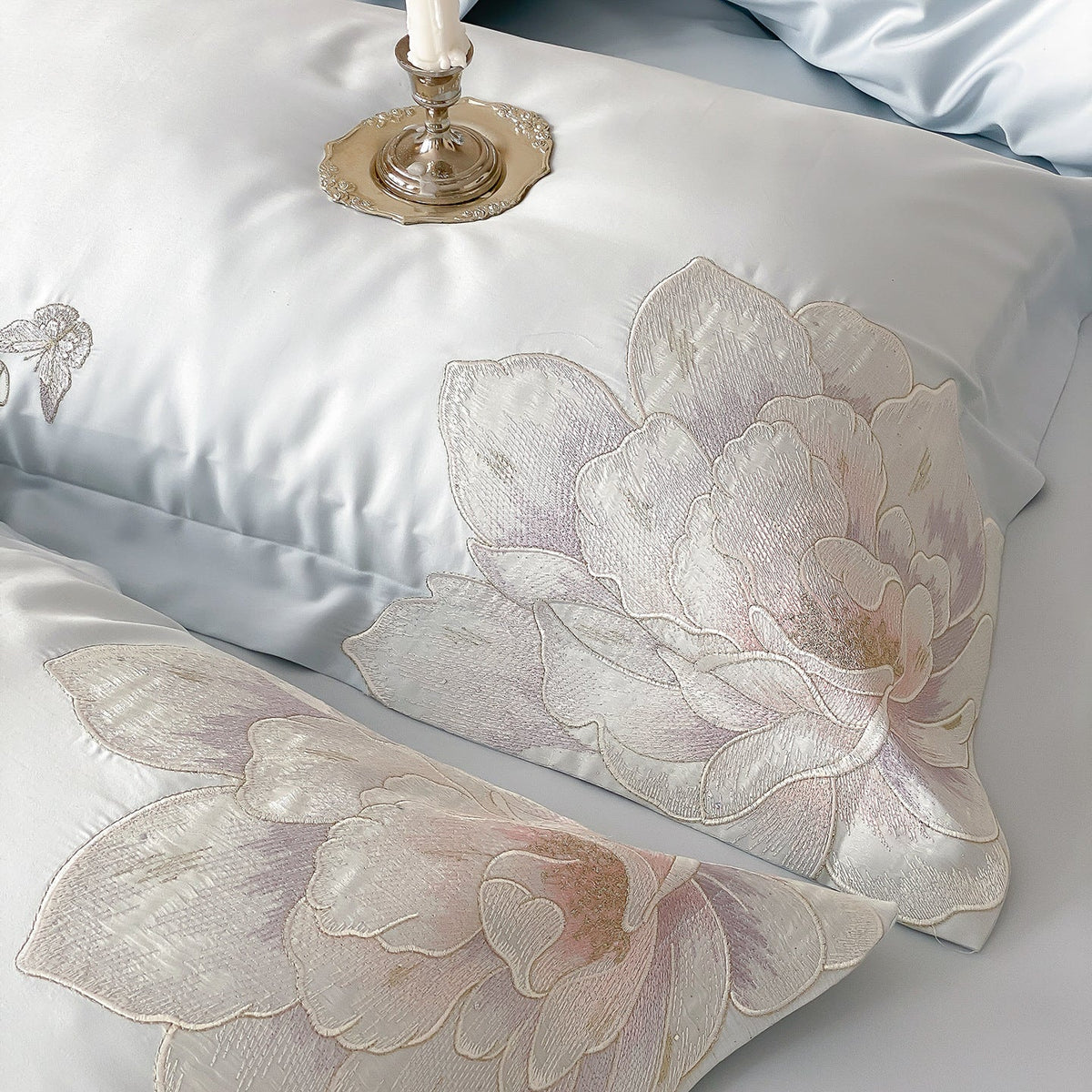 Luxurious cotton satin bedding set with large floral embroidery — product view 1