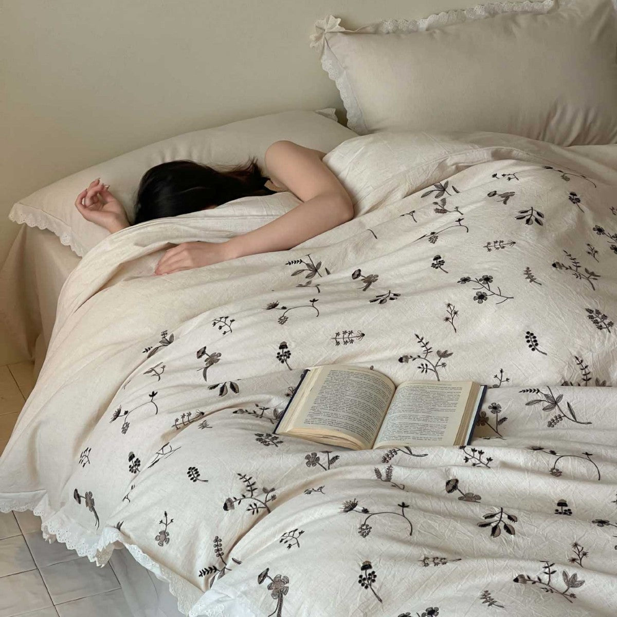 Cotton-linen bedding set with lace edge and subtle floral print — product view 1
