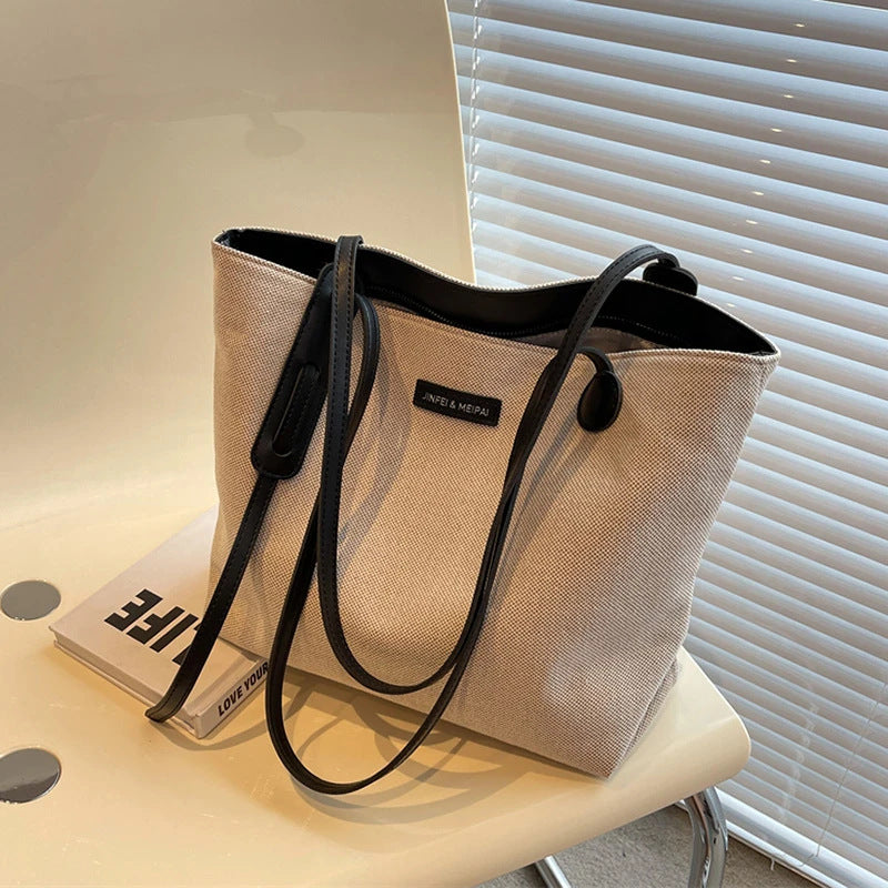 Minimalist Everyday Tote LoungeYard — product view 4