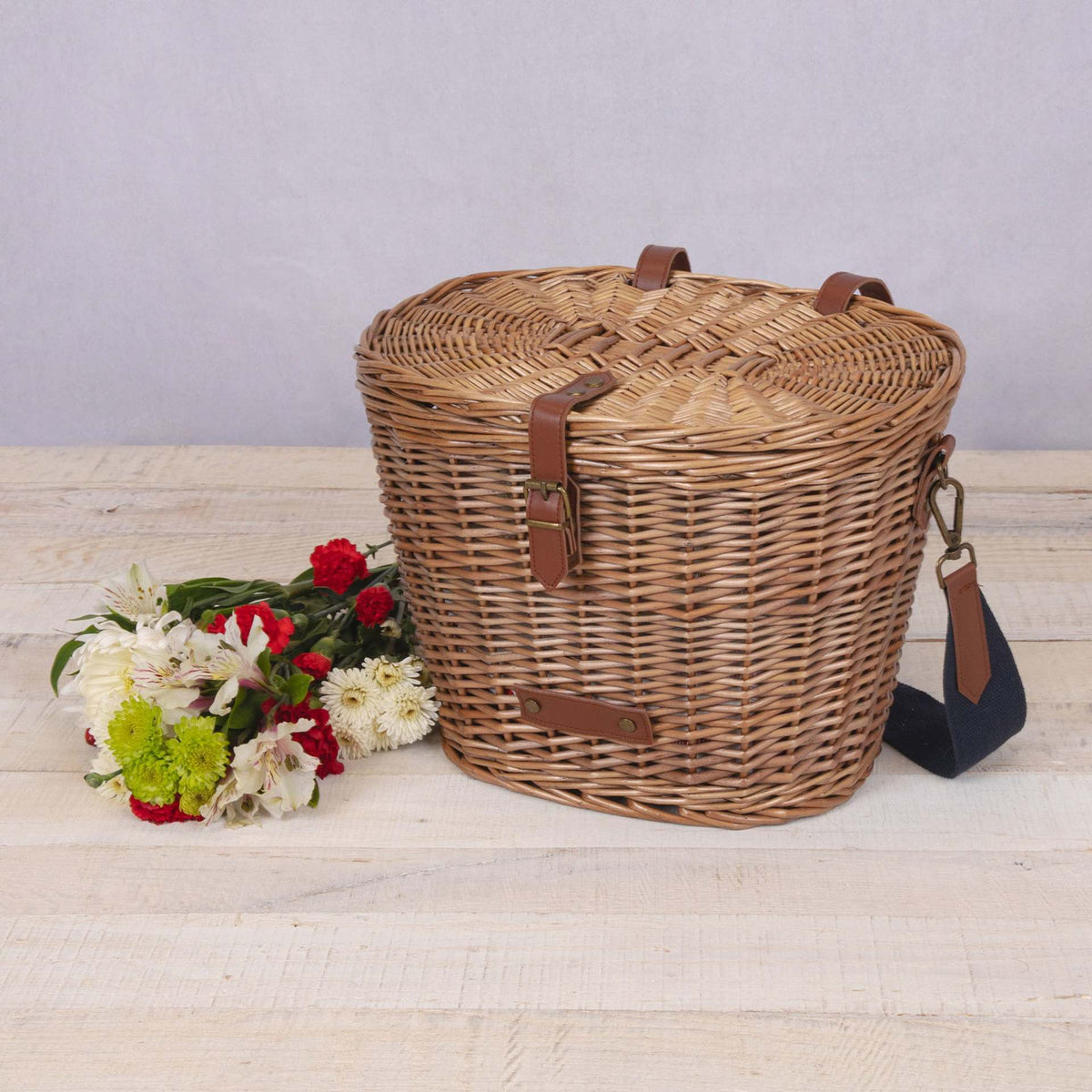 Women's picnic basket with insulated cooling function and high-quality woven design LoungeYard — product view 1