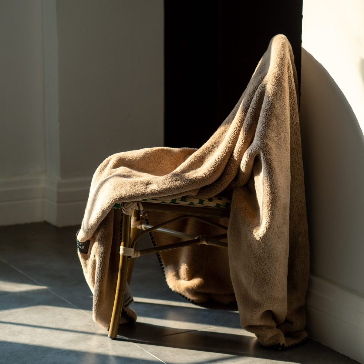 Soft Plush Throw Blanket LoungeYard — product view 6