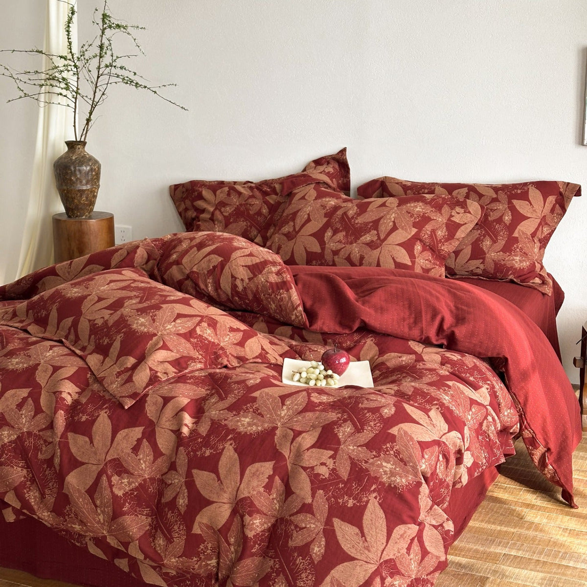 Bedding set in leaf relief made of satin cotton with reversible function LoungeYard — product view 1