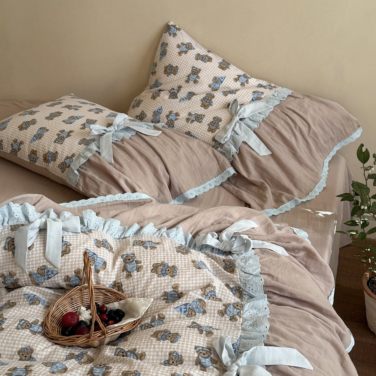 Quilted bedding set with teddy pattern, ruffle trim, and decorative bows — product view 1