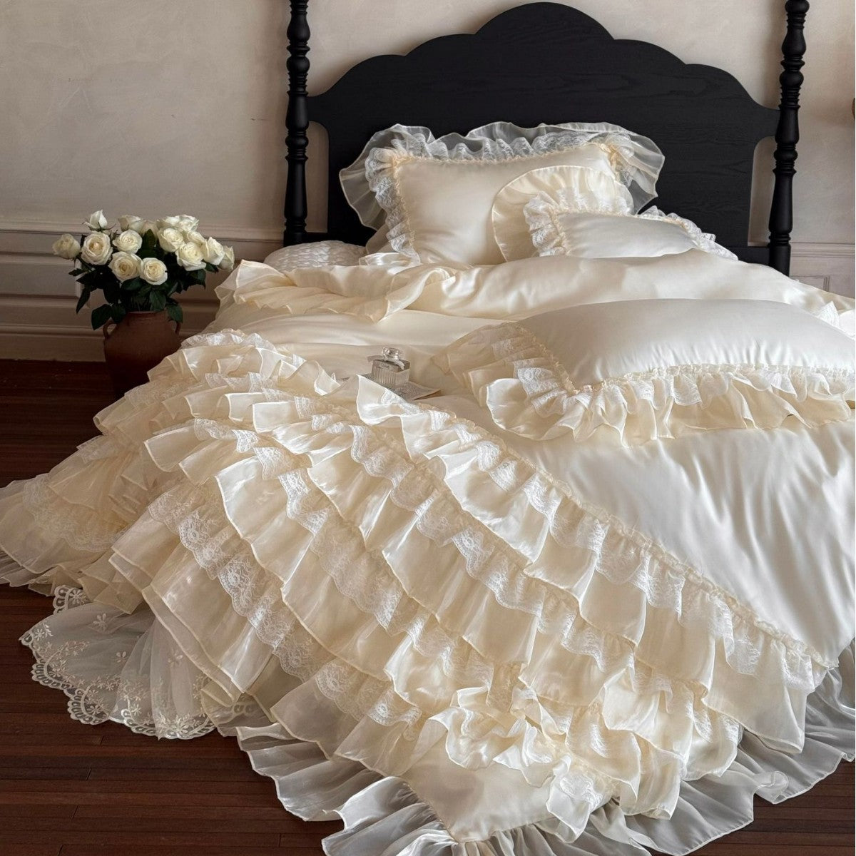 Multi-layered ruffle bedding set in vintage style — product view 1