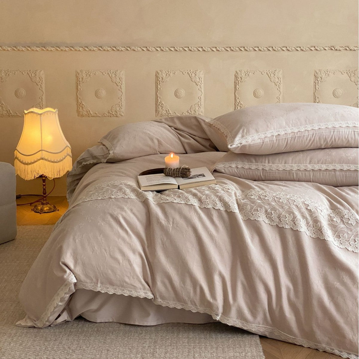 Embroidered cotton satin bed linen set with lace ruffle and subtle jacquard relief — product view 1