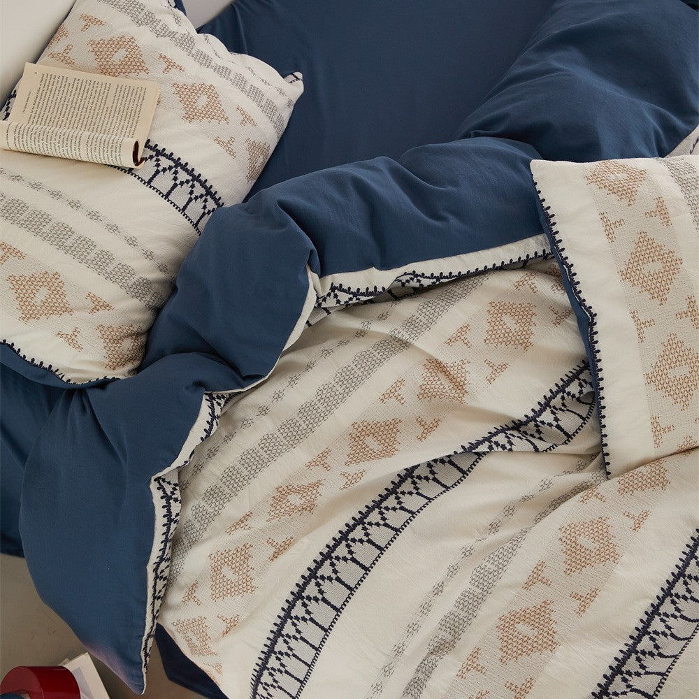 Bedding set made of cotton blend fabric with woven ethnic motif and reversible design — product view 1
