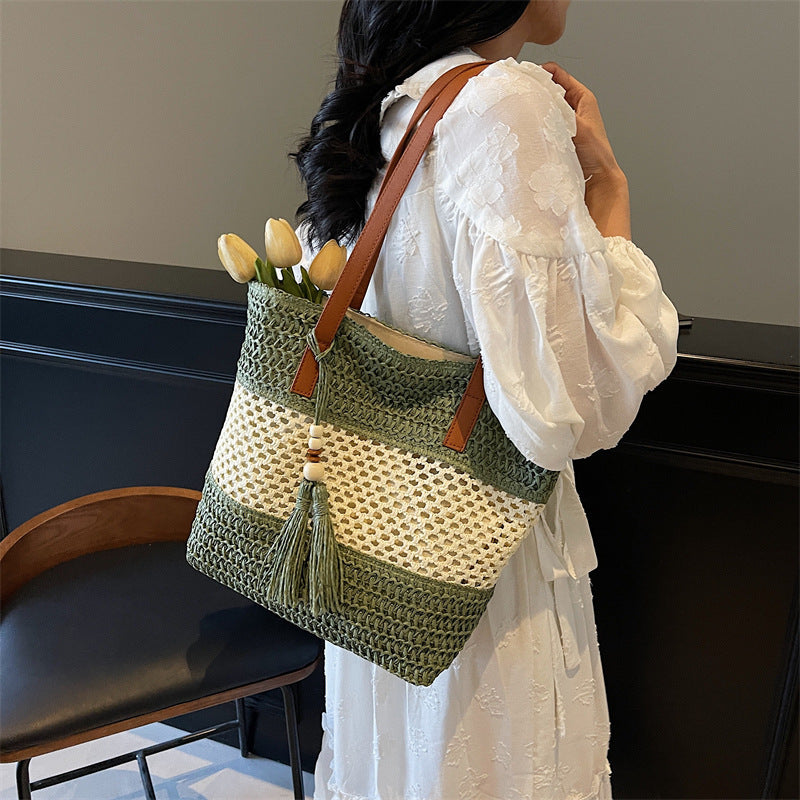 Beach bag with decorative tassel pendant LoungeYard — product view 1
