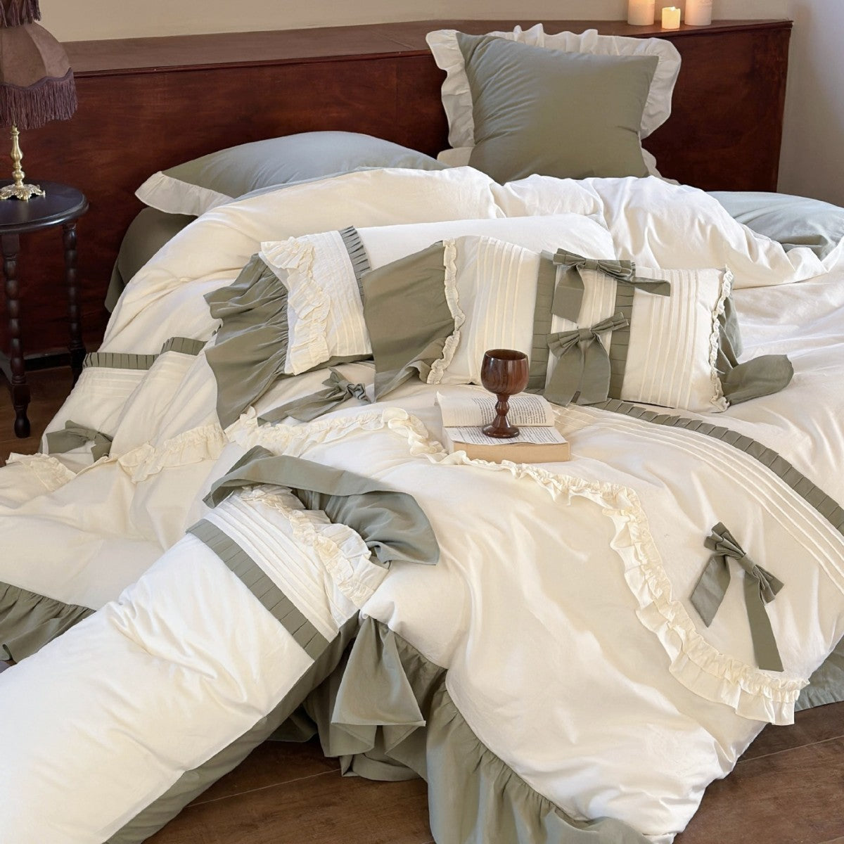 Bedding set in cottage chic with gathered hem and bow application — product view 1