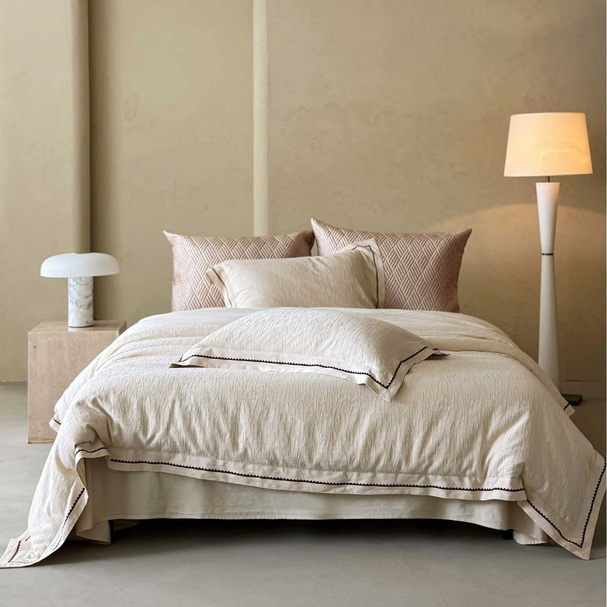 Luxurious Jacquard Bed Linen Set in Linen Look — product view 3