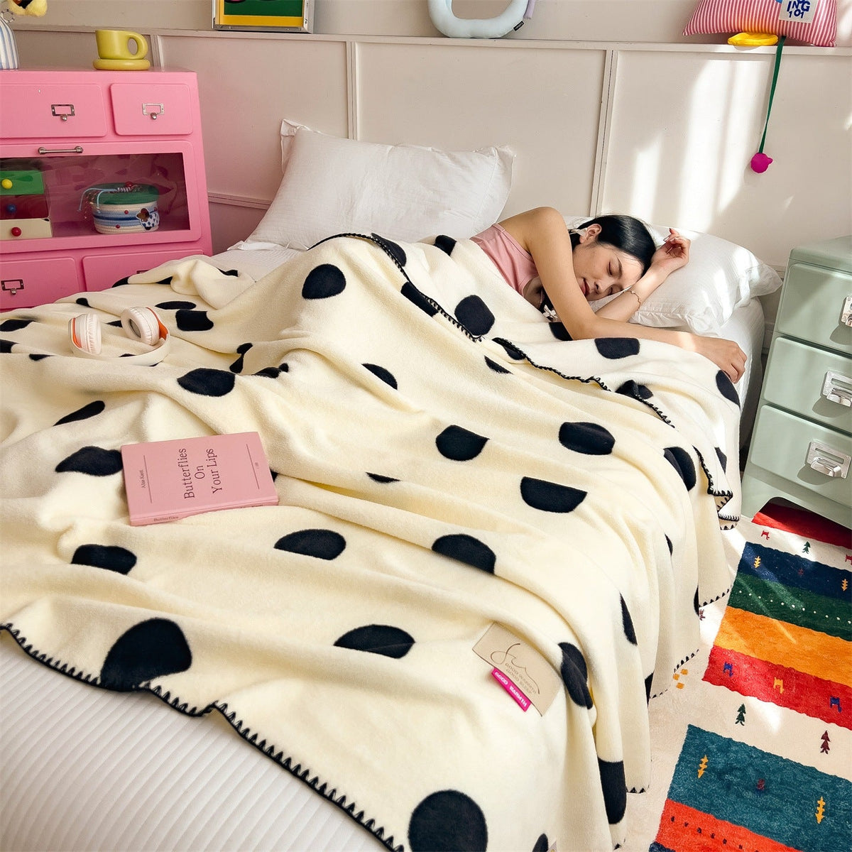 Polka Dot Fleece Throw Blanket — product view 4