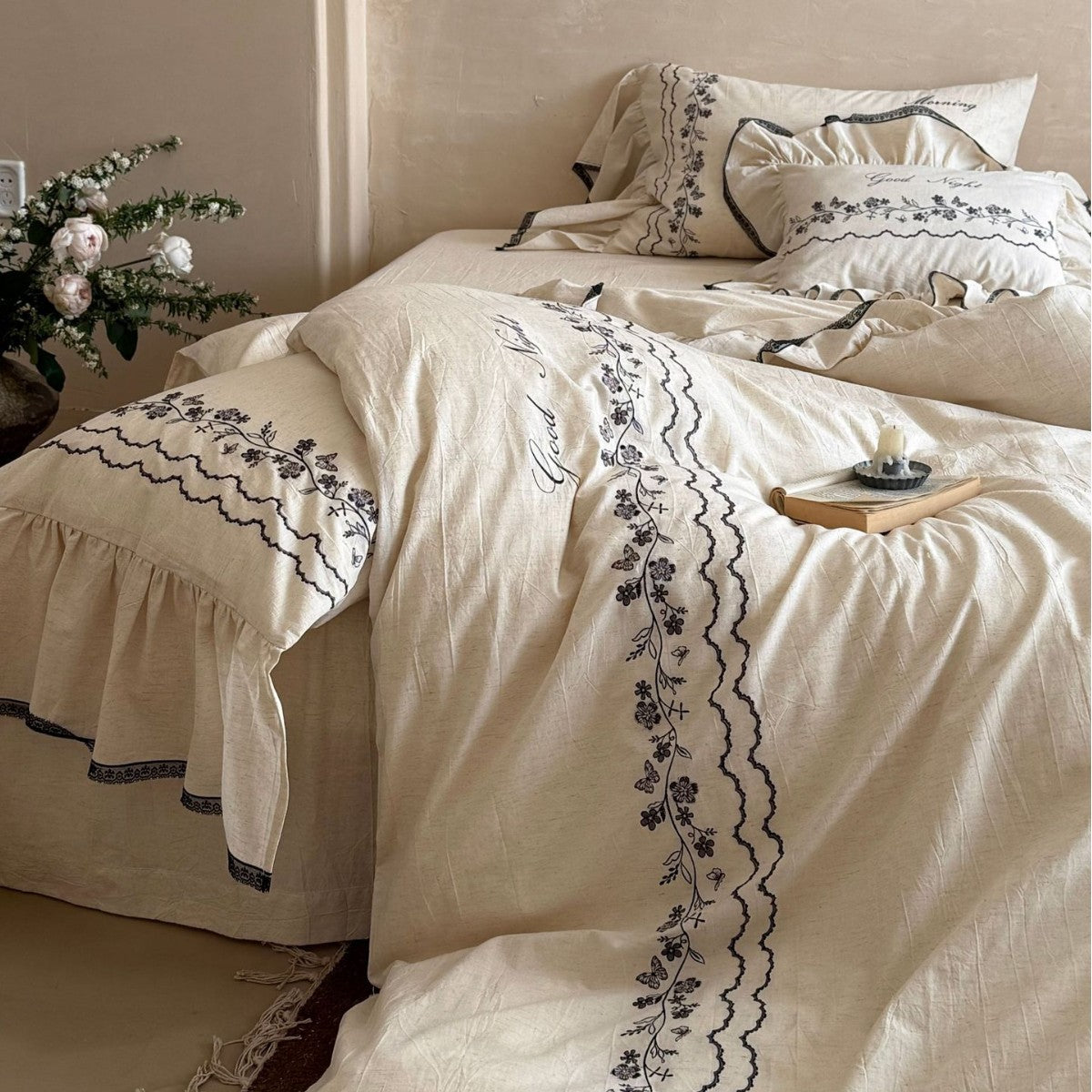 Bedding set with embroidered ruffles and linen look — product view 2