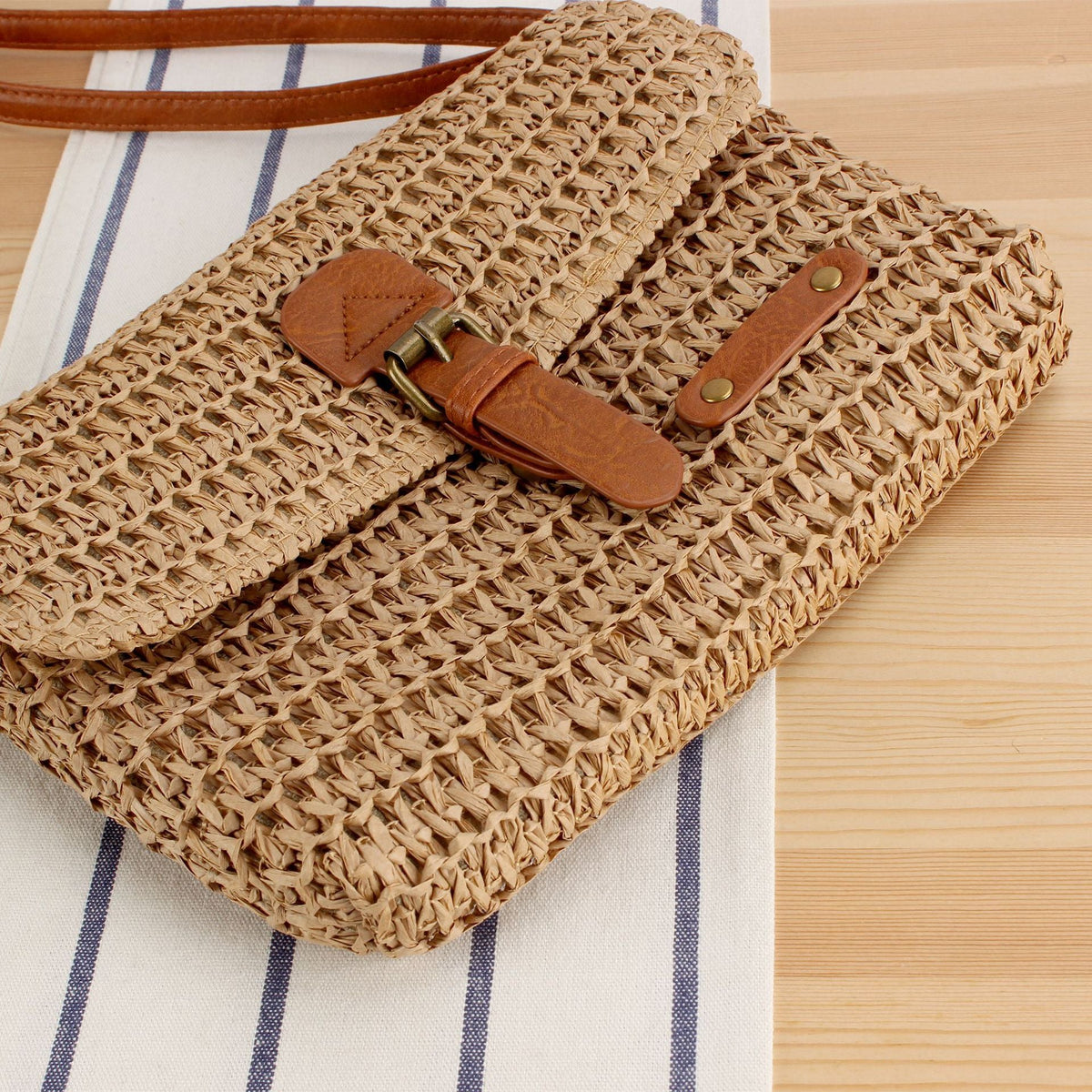 Handbag with Smart Closure System and Adjustable Strap LoungeYard — product view 4