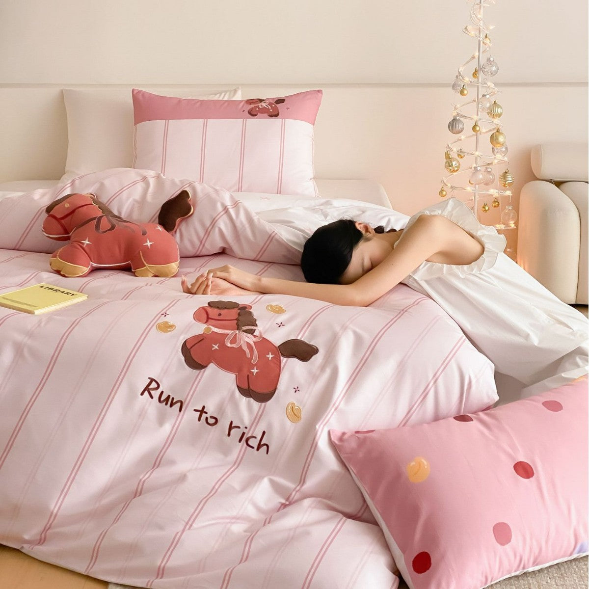 Children's bedding set with striped design and appliquéd horse motif — product view 4