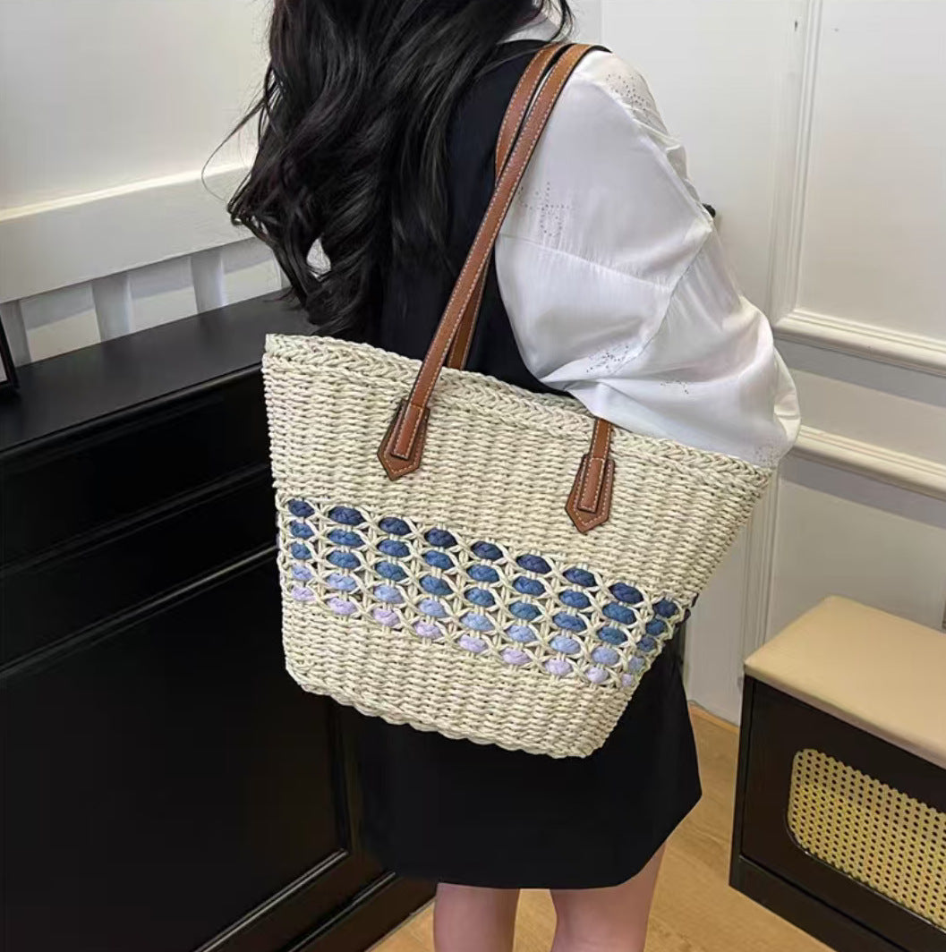 Braided handbag with elegant leather trim LoungeYard — product view 3
