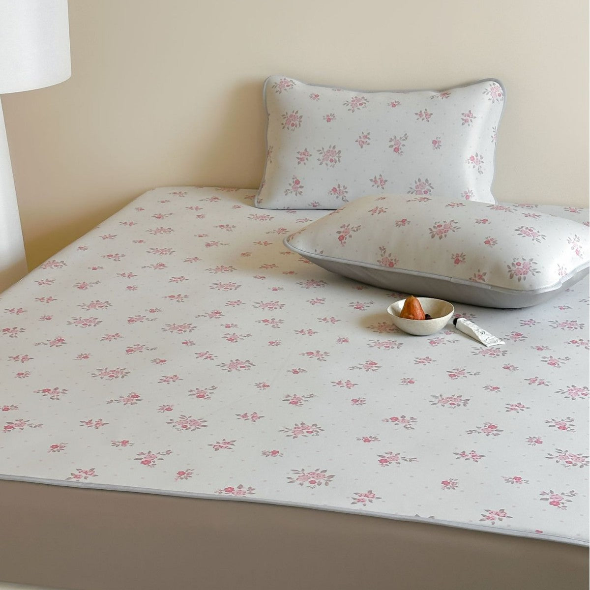 Floral fitted sheet set made of skin-friendly cotton with fine piping and slip-resistant underside — product view 7