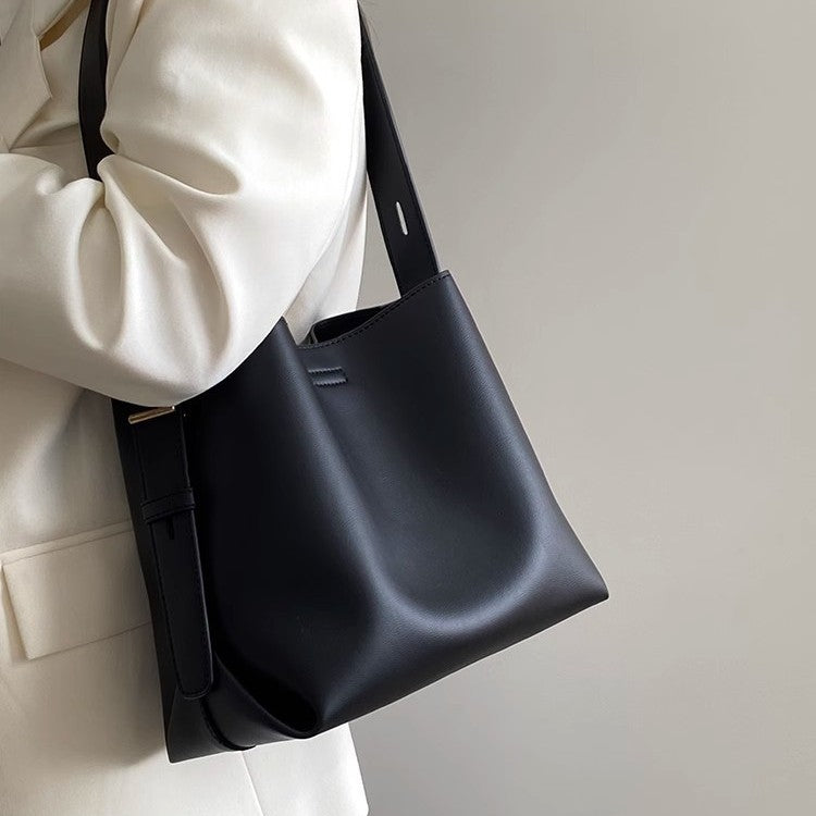 Modern shoulder bag LoungeYard — product view 3