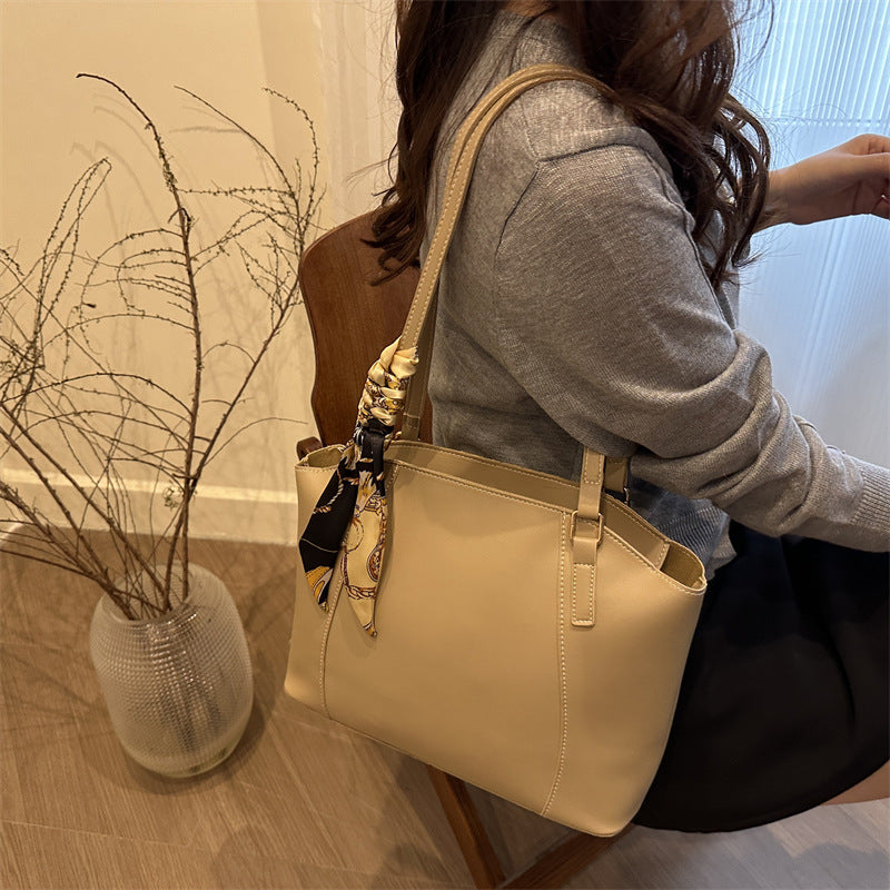 Elegant Structured Tote Bag LoungeYard — product view 1