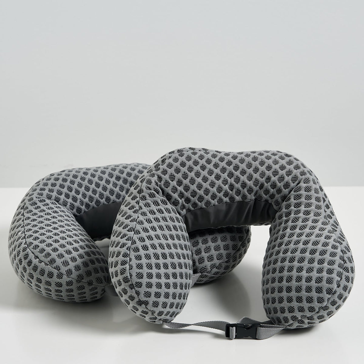 Comfortable neck relaxation cushion with heating function LoungeYard — product view 4