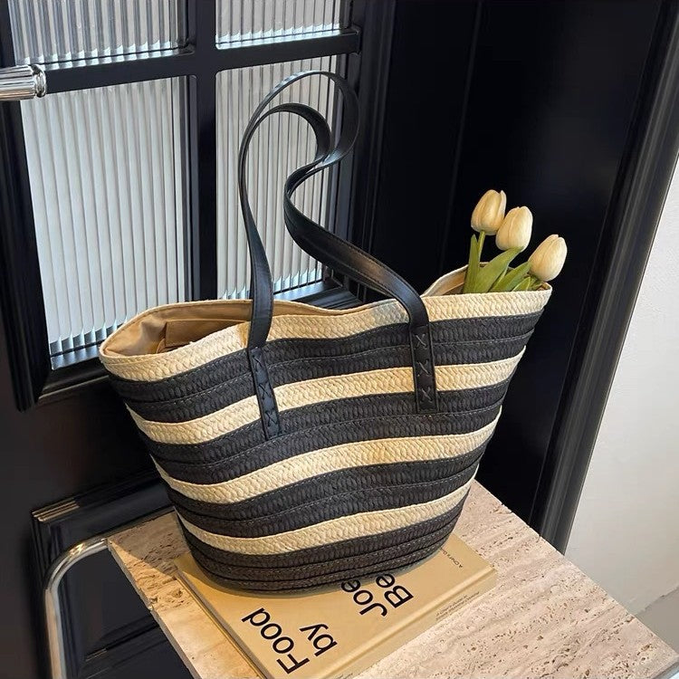 Beach bag with sturdy leather handles LoungeYard — product view 3