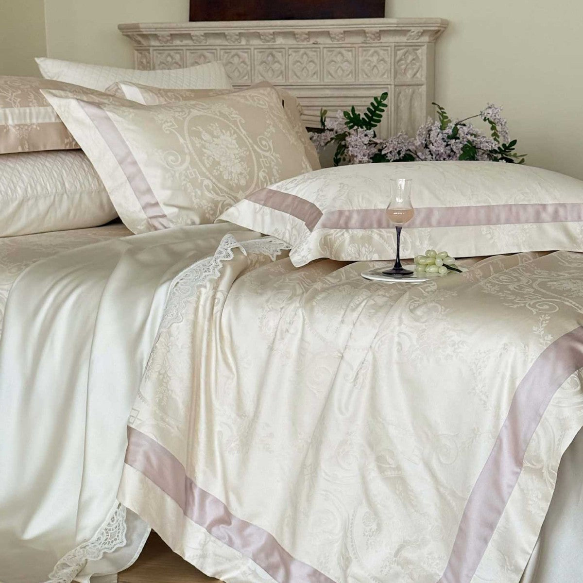 Luxurious jacquard bedding set with damask pattern and satin border — product view 3